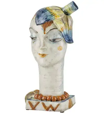 Cabeza de mujer con delineador azul de ojos