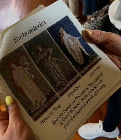 Bordados que hicieron Jane y Elizabeth Burden para el comedor de la casa roja. Inspirados en el poema de Chaucer: Leyendas de buenas mujeres