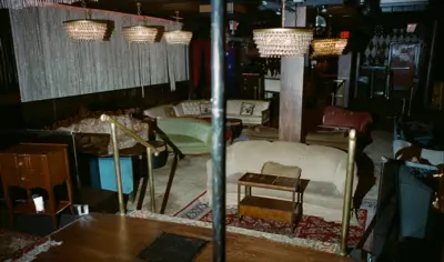 Clubs donde trabaja Anora al inicio de la película.