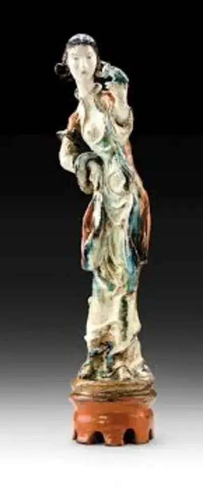 Figurita de mujer con un pájaro de Susi Singer