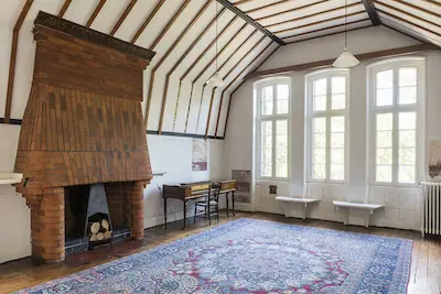 Salón con chimenea de la Casa Roja