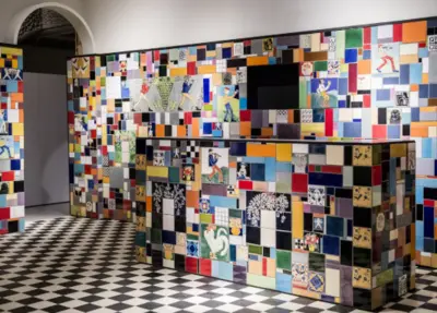 Mosaico irregular de mayólica Cabaret Fledermaus