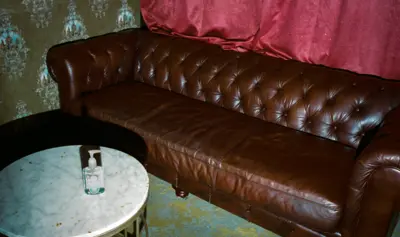 Clubs donde trabaja Anora al inicio de la película.