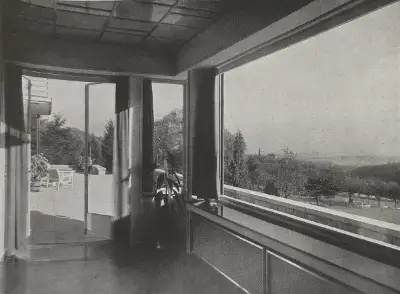 Ventana corredera que conectaba con la terraza de la villa para Clara Gans en Taunus por Peter Behrens