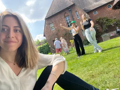 Modelo 14 grabando en el jardín de La Casa Roja