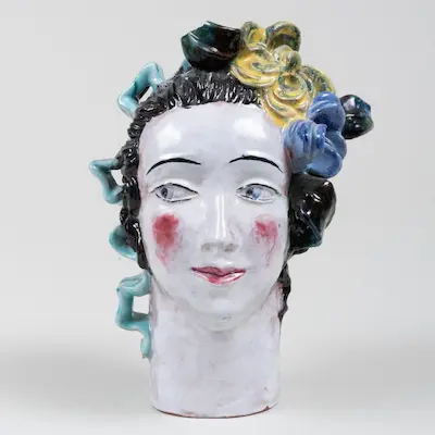 Cabeza de una mujer de terracota de Lotte Calm (Frontal)