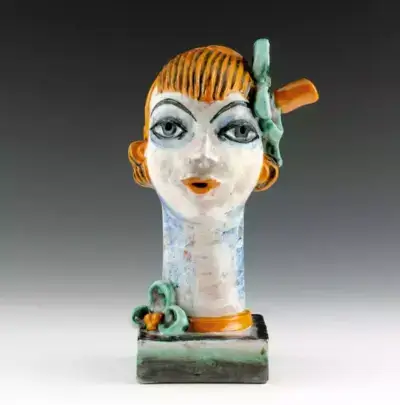 Cabeza de mujer con delineador azul de ojos