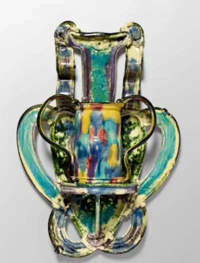 Decoración de pared con un jarrón de Betty Woodman